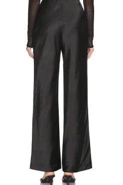 by Marianna Etienne Pant