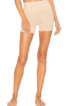 Seamlessly Shaped Ultralight Short