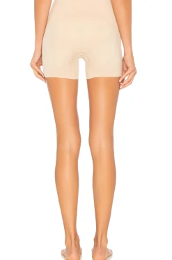 Seamlessly Shaped Ultralight Short